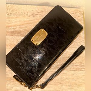 Large Logo Embossed Patent
Continental Wallet